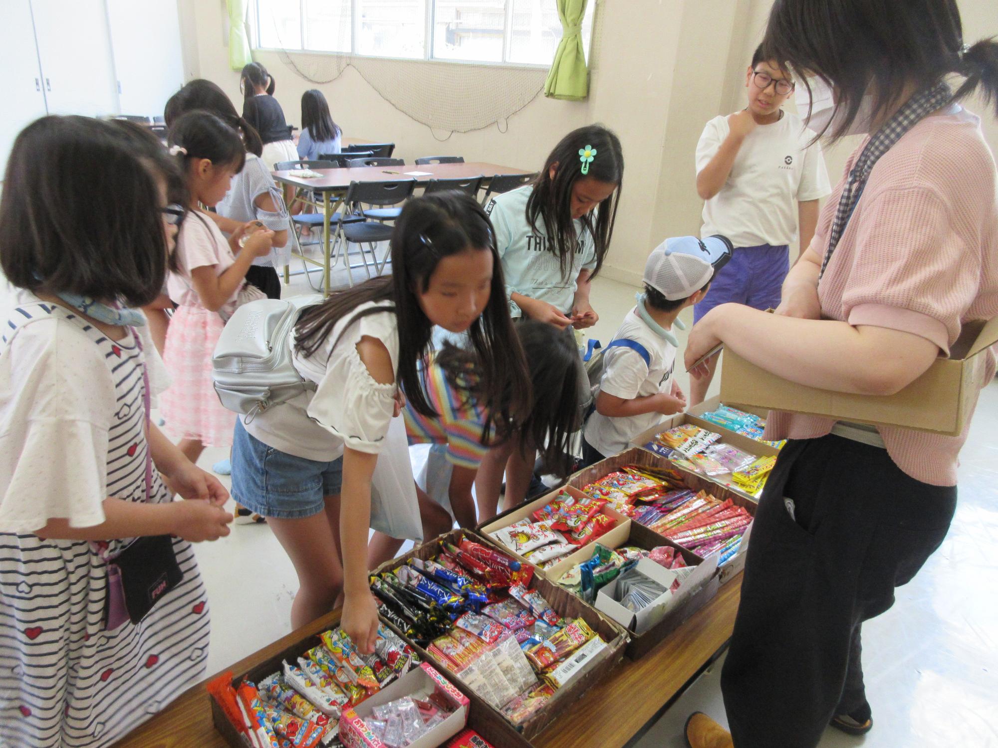 駄菓子を選んで購入をする子どもたちの様子の写真