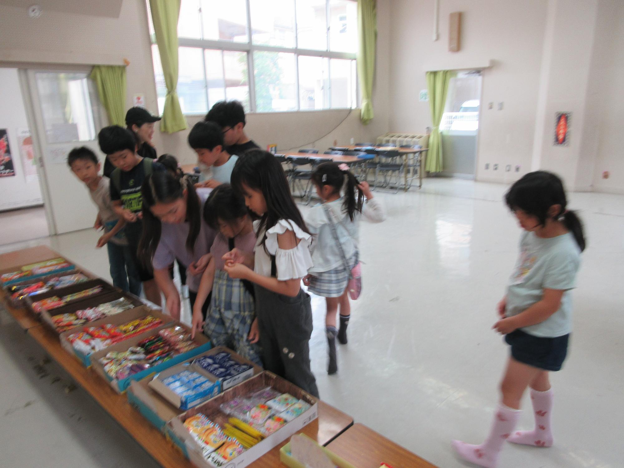 文鳥商店に参加しているこどもたち