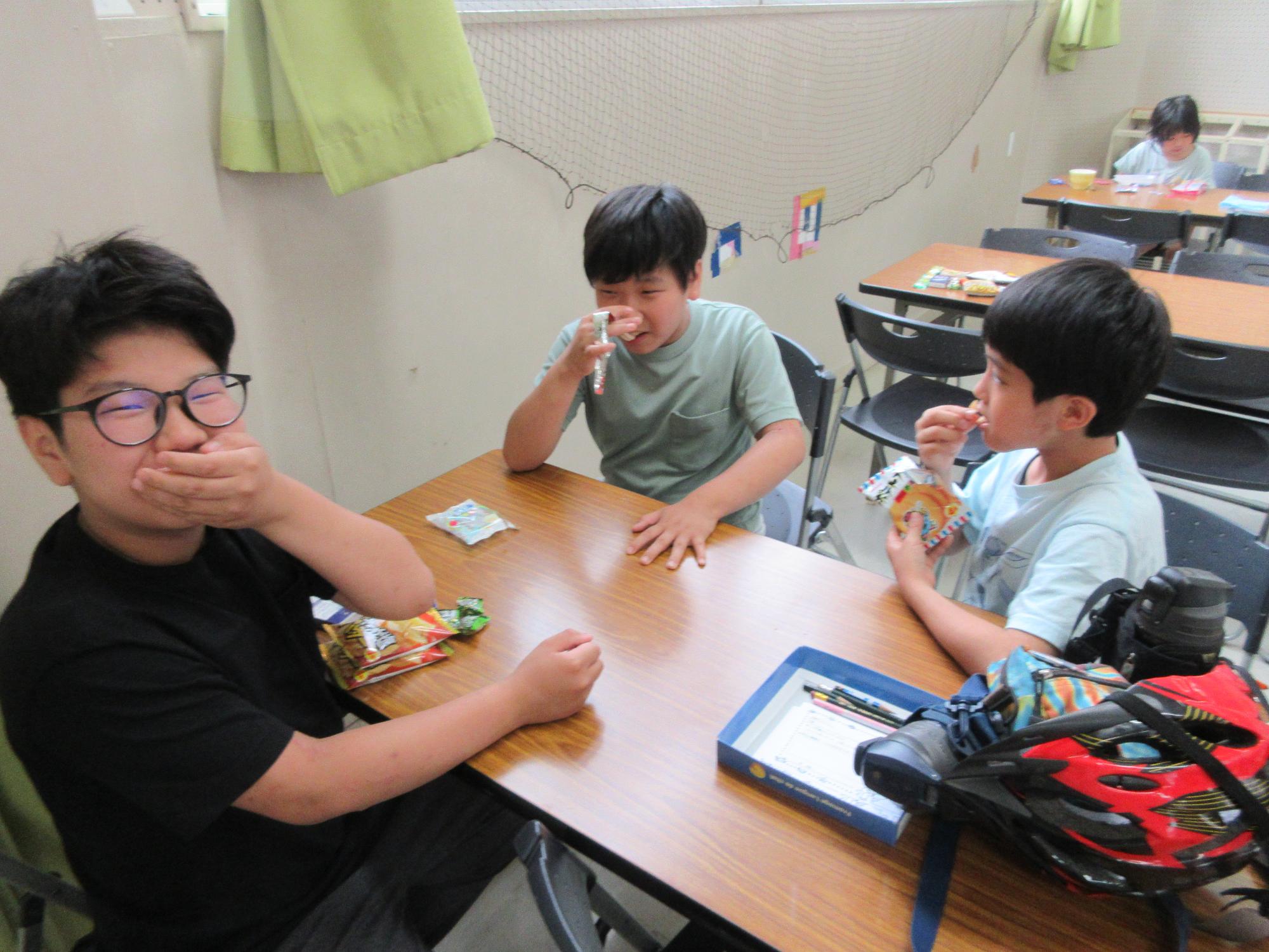購入した駄菓子を食べている様子