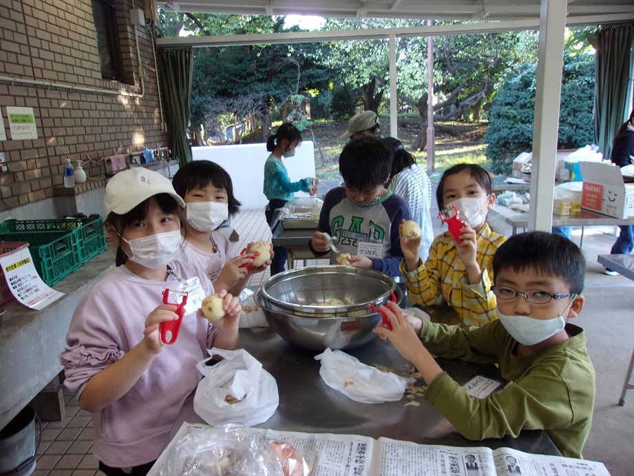 カレー作りでジャガイモの皮をむいている写真