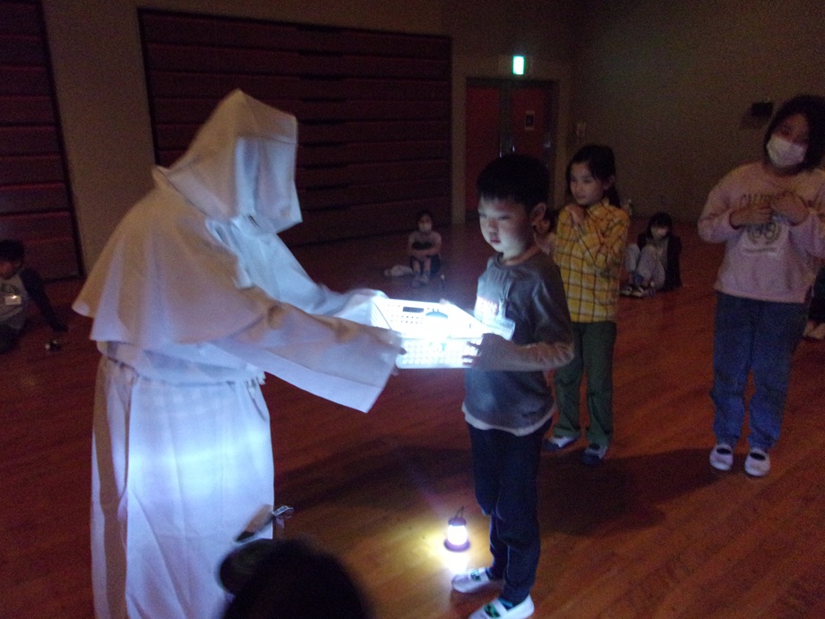 光の精から光を分け合て得てもらっている写真
