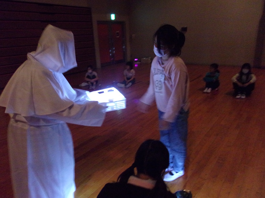 光の精から光を分け合て得てもらっている写真2