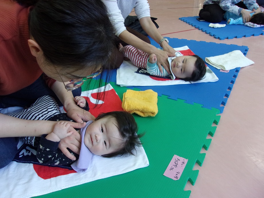 お赤ちゃんにマッサージをしている写真