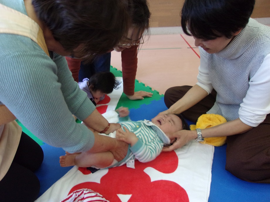 先生にマッサージを教えてもらっている写真