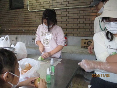 カレー作りでタマネギを切っている写真