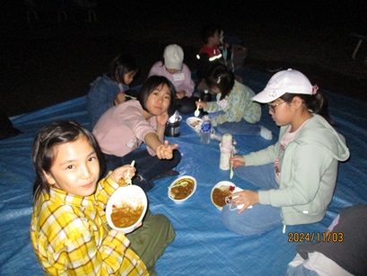 完成したカレーをみんなで食べている写真2
