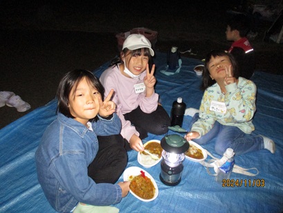 完成したカレーをみんなで食べている写真3