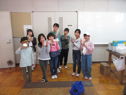 完成した作品を持って班のみんなで集合写真