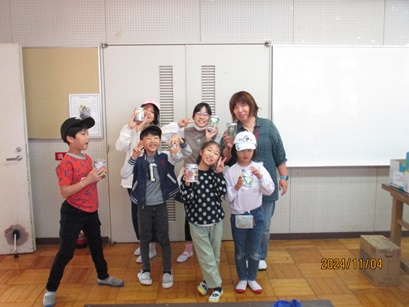 完成した作品を持って班のみんなで集合写真2