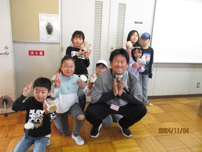 完成した作品を持って班のみんなで集合写真3