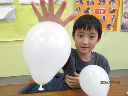 ツリーのパーツを膨らまして遊んでいる写真