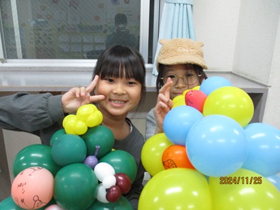 完成した作品を持って見せている写真4