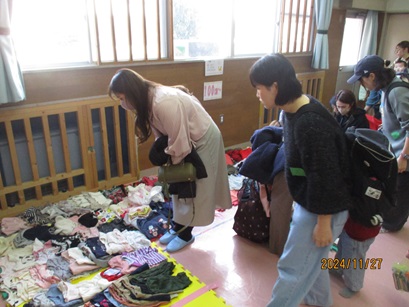服を真剣に選んでいる写真