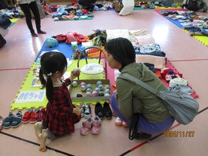子どもと一緒に品物を選んでいる写真