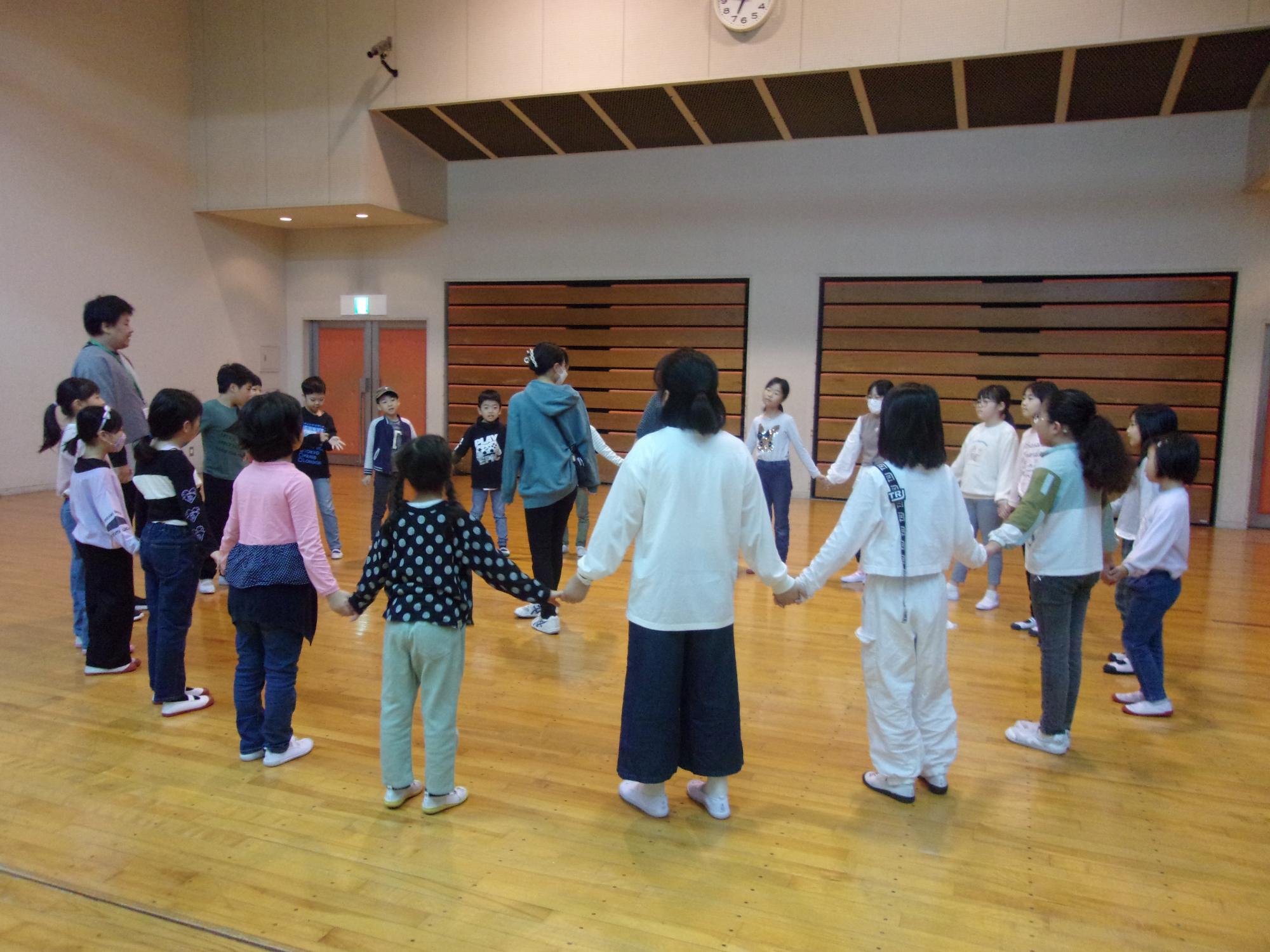 頭と身体を起こすためにみんなで脳トレをしている写真