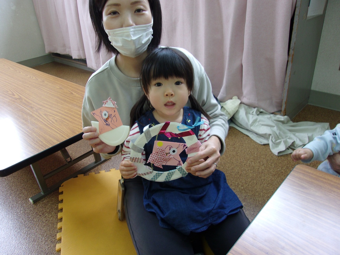 完成したこいのぼリースを見せてくれている写真