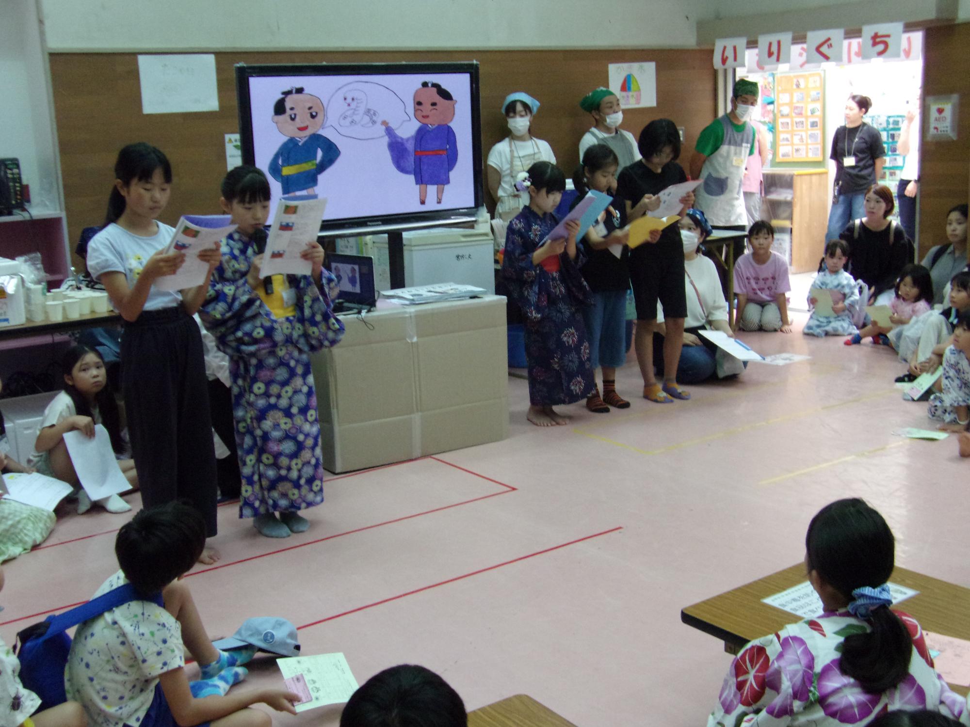 紙芝居を披露している様子