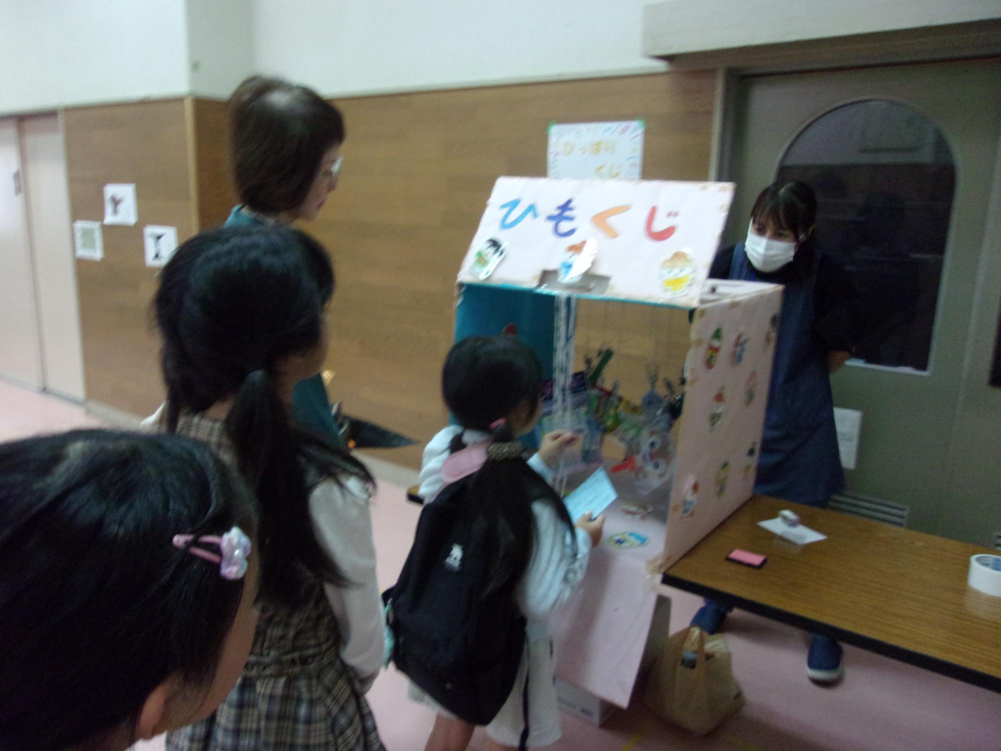 ひっぱりくじをしている写真