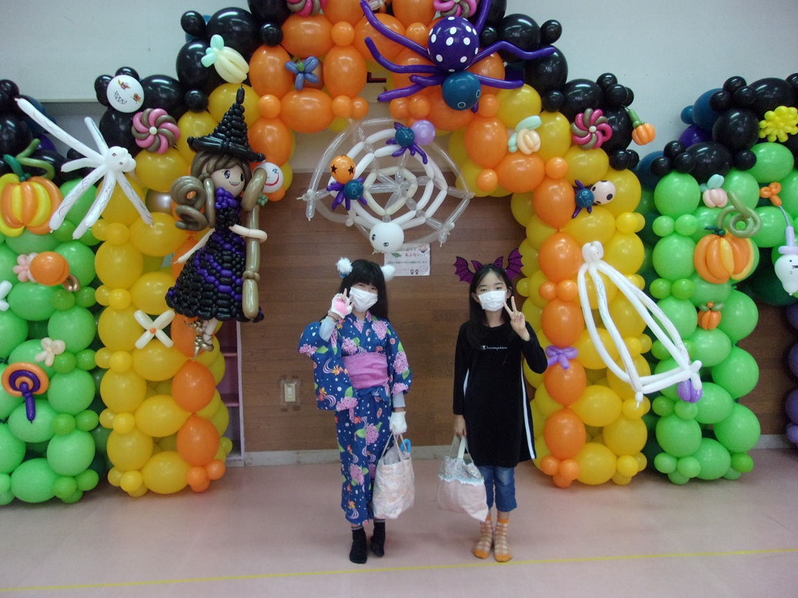 ハロウィンバルーンの前で記念写真3