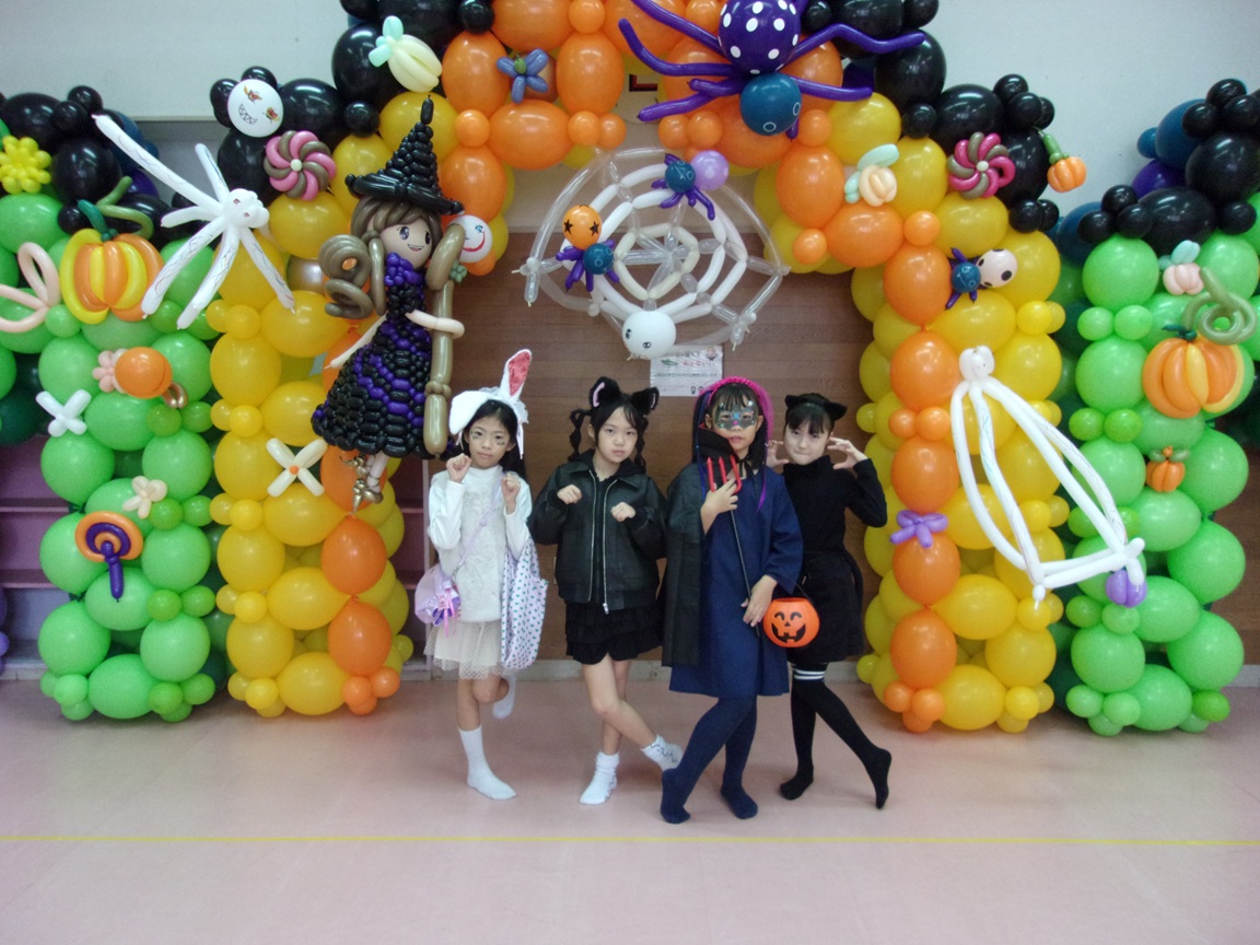 ハロウィンバルーンの前で記念写真1