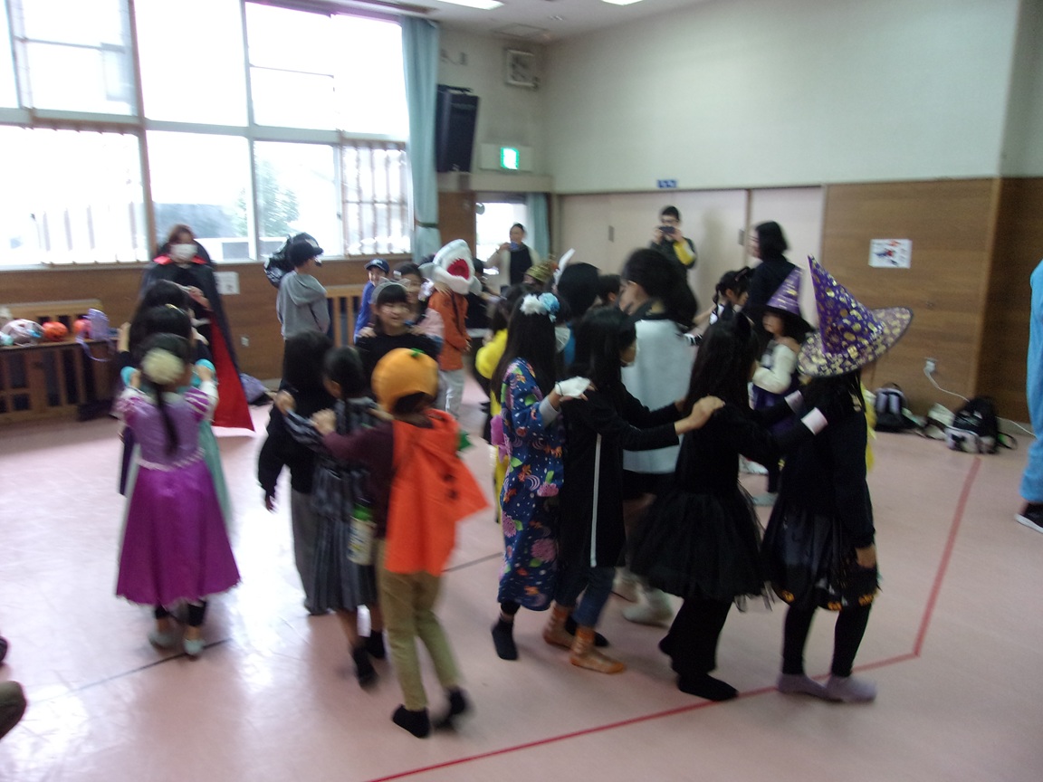 じゃんけん列車英語Verをしている写真