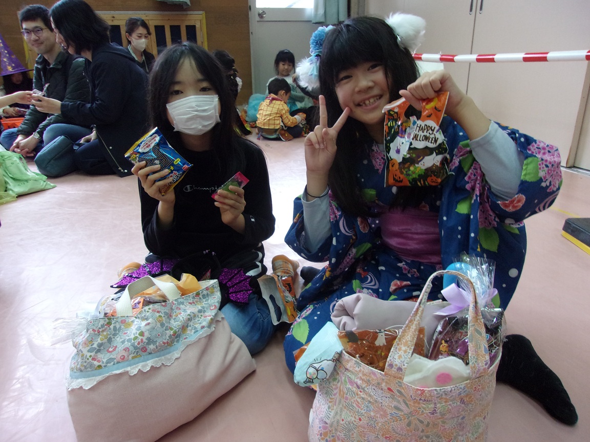 もらったお菓子を見せてくれている写真