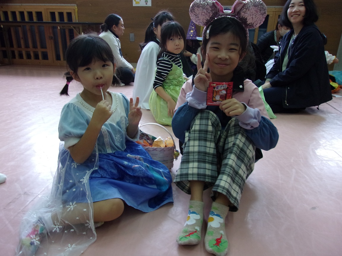 もらったお菓子を食べている写真