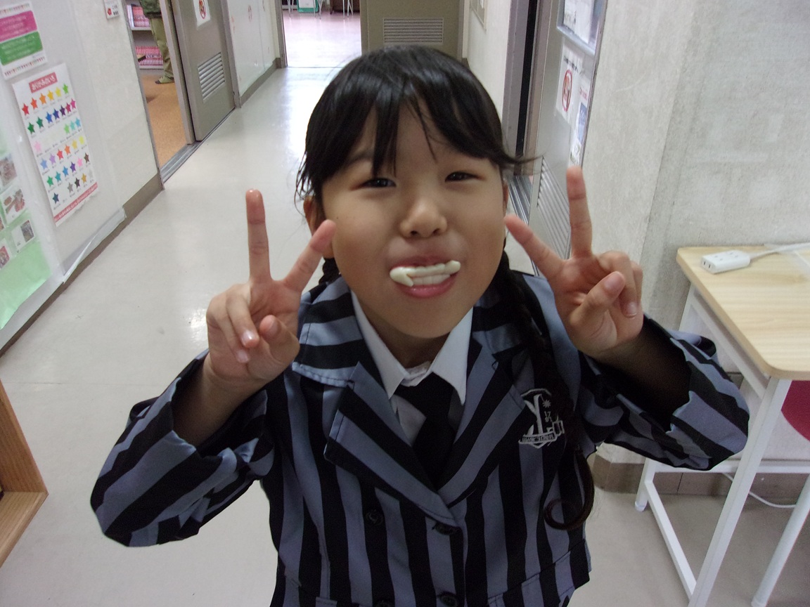 牙のお菓子を食べている写真