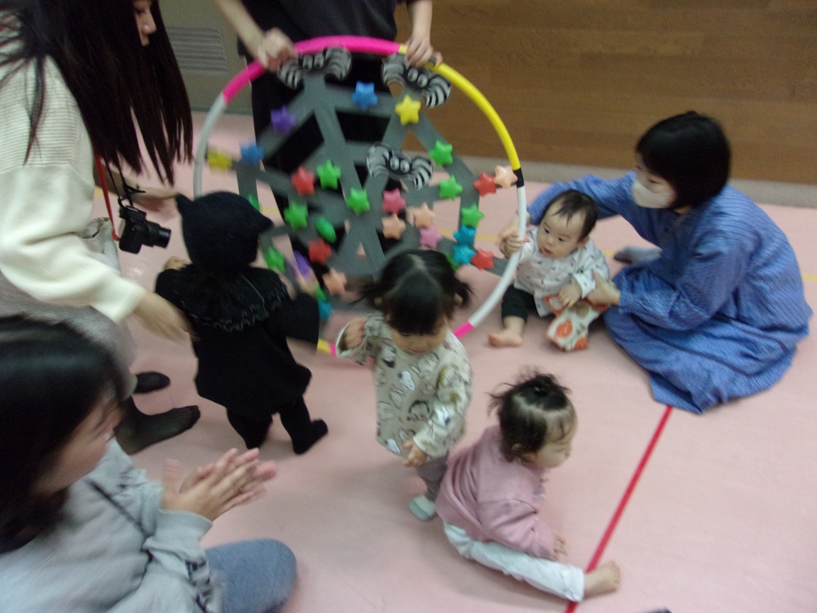 クモの巣に星を着けている写真