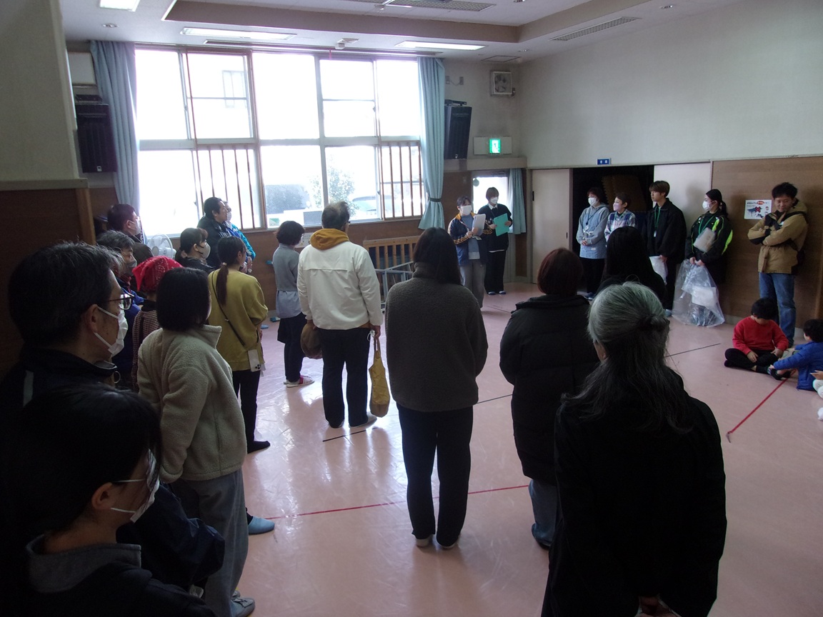 運営協議会の方、地域のボランティアの方に挨拶と担当を伝えている写真