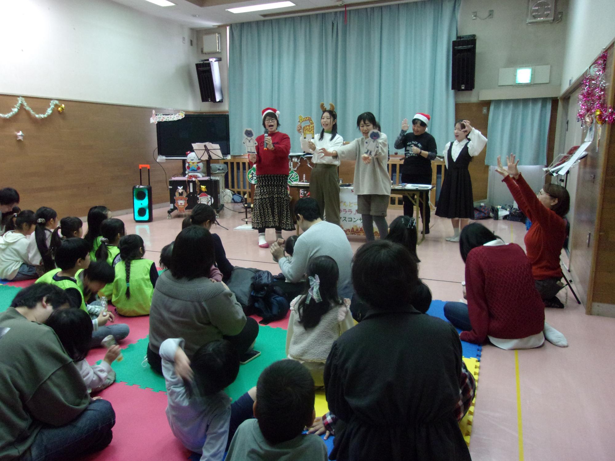 ネコのお医者さんのパネルシアターを見ている写真