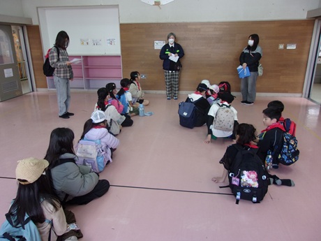 出発前に説明を受けている写真