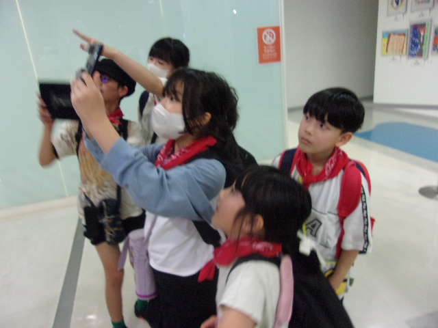 タブレットで問題を解いている写真