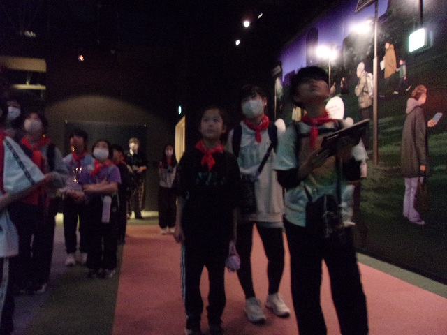 避難公園で丸バツクイズを答えている写真