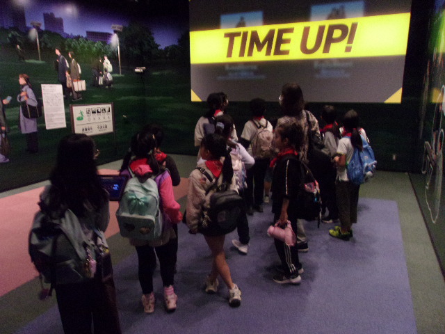 避難公園で丸バツクイズを答えている写真2