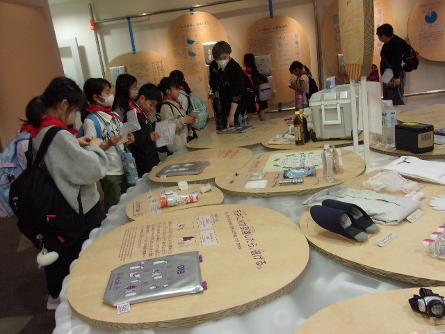 被災前にどんな準備が必要か調べている写真