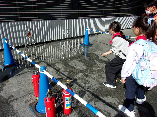 水消火器体験をしている写真