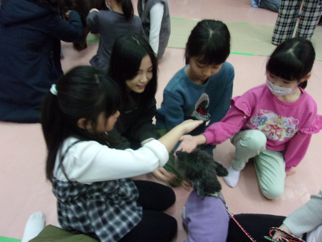 犬をさわらせてもらっている様子