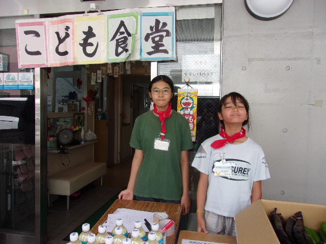 収穫したジャガイモをお渡ししている写真