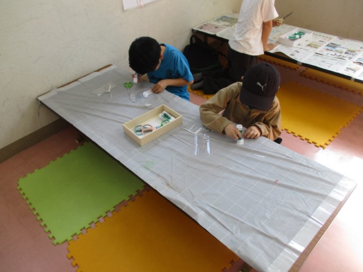 きらきらキーホルダーに入れる絵を作っている写真
