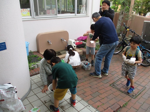 種を蒔くために準備している写真