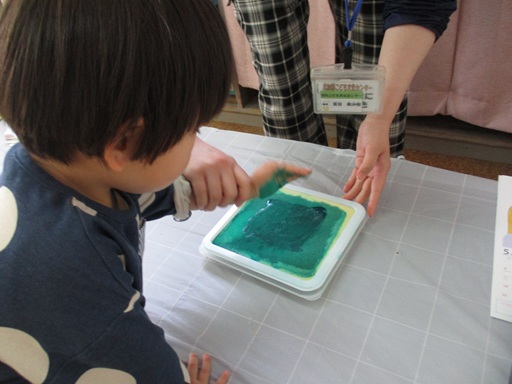 手にインクを付けている写真