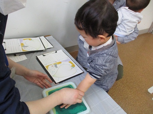 手にインクを付けている写真2