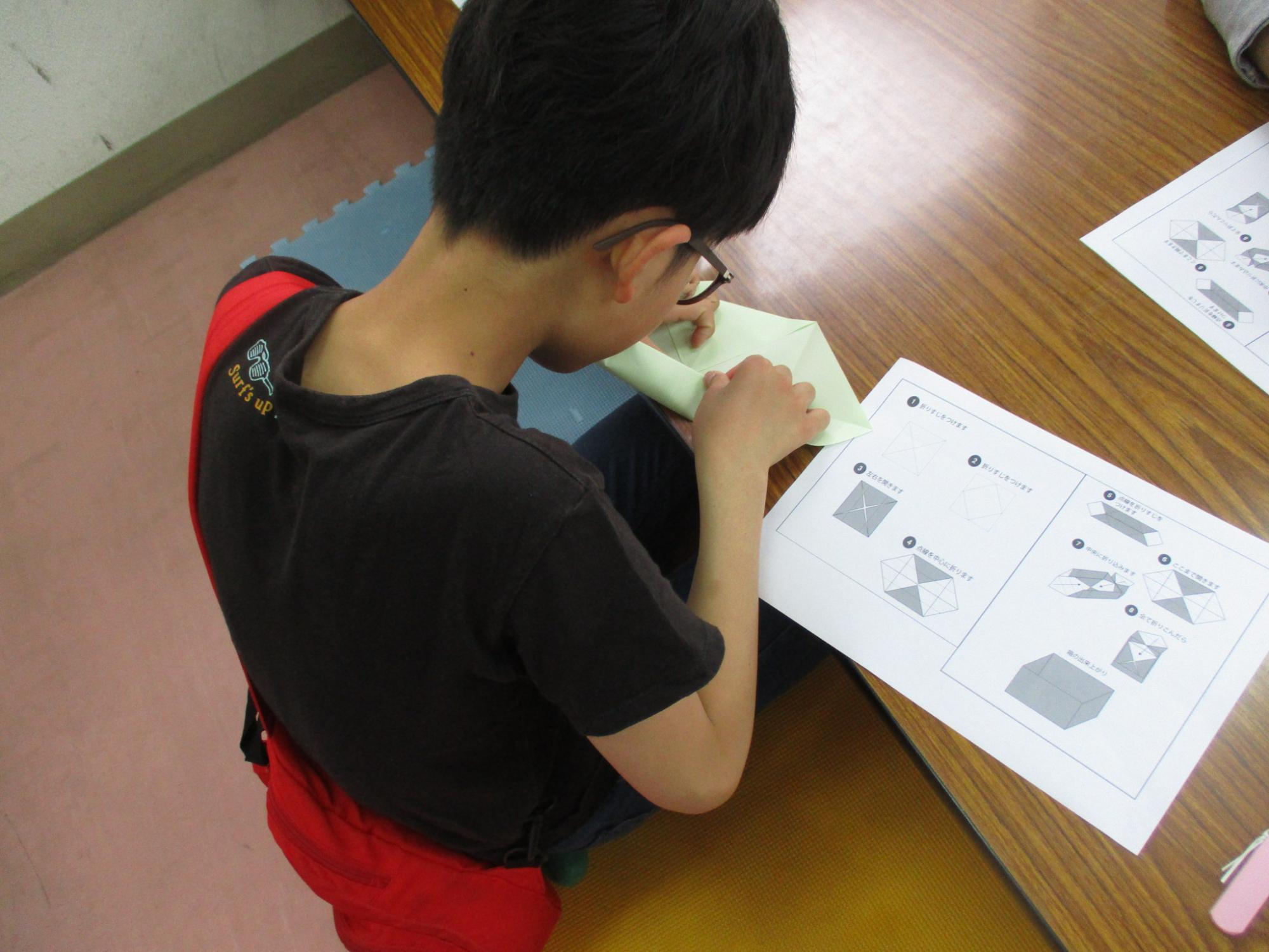 フラワーボックスの入れ物を作っている写真