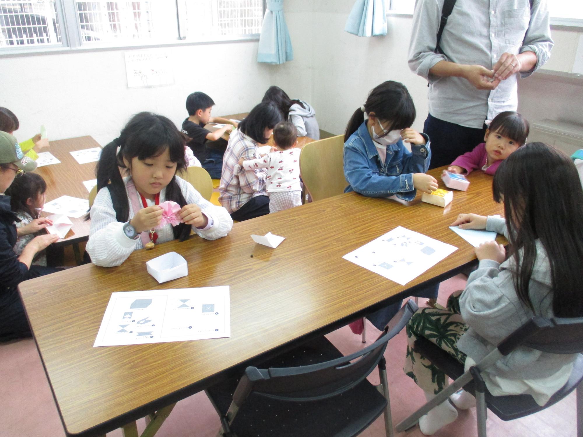 参加者がフラワーボックスを作っている写真