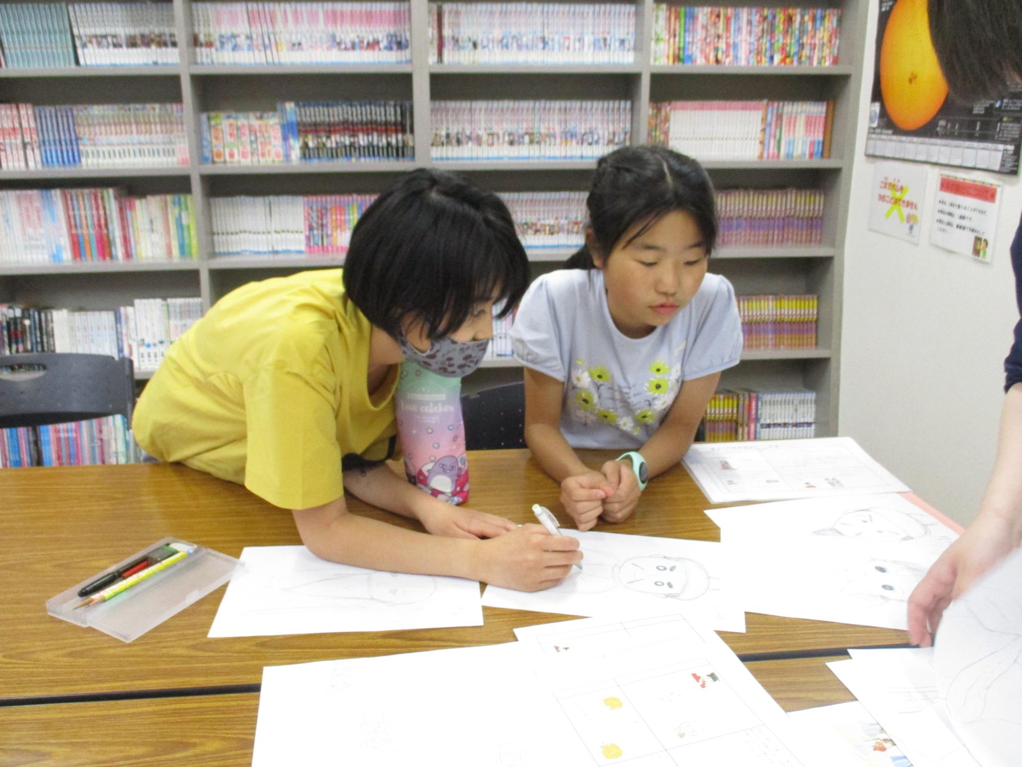 紙芝居の絵を描いている写真