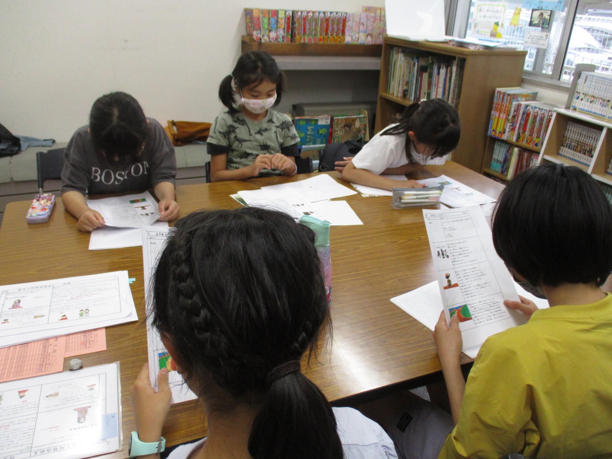 紙芝居の読み合わせをしてる写真