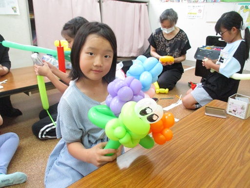 完成した作品を持っている写真
