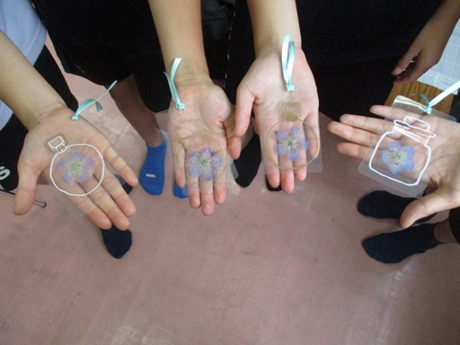 完成した作品を見せている写真