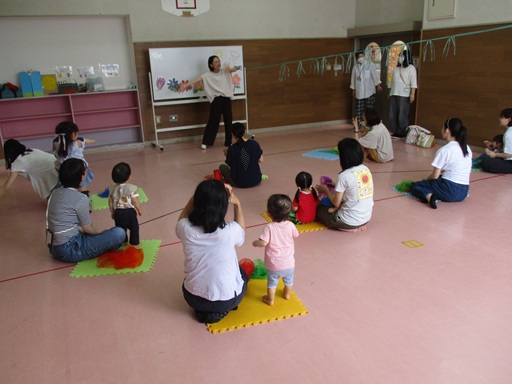 英語で挨拶をしている写真